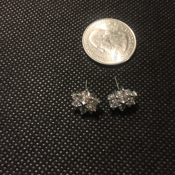 ❄️ Lovely shiny rhinestone snowflake studs available in gold or silver ❄️ - Picture 7 of 8